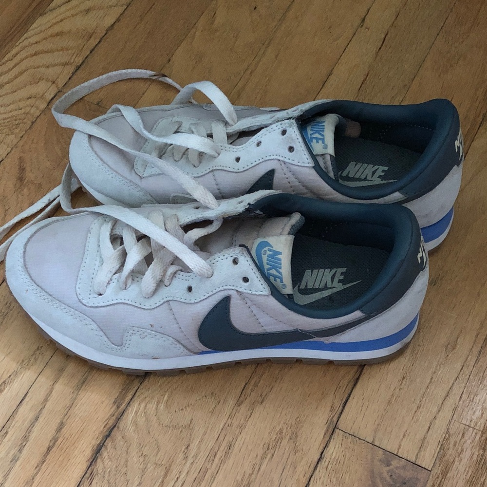 Nike Size 6 White and Navy Sneakers